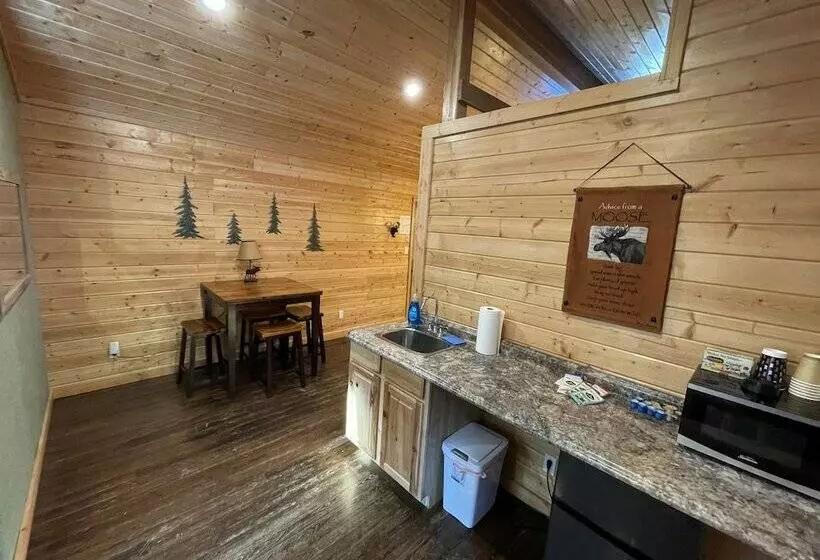 Hotelli Bear Creek Resort   Campsite