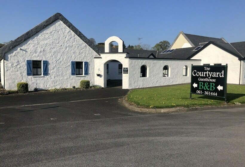 Pensjonat The Courtyard Guesthouse B&b