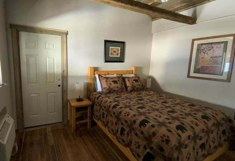 فندق Island Park Lodge