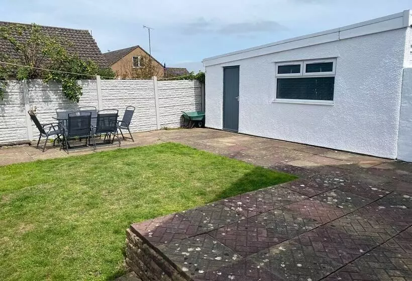 Modern, Spacious Walking Distance To Castle & Town