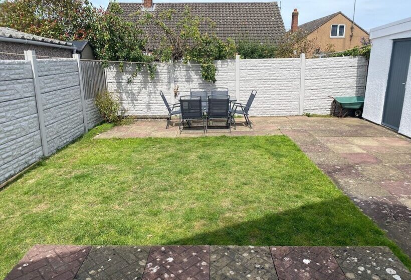 Modern, Spacious Walking Distance To Castle & Town