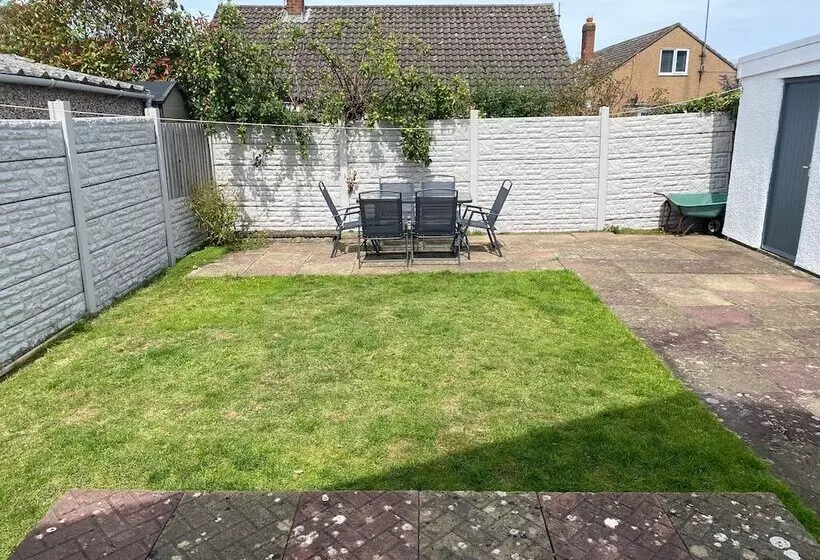 Modern, Spacious Walking Distance To Castle & Town