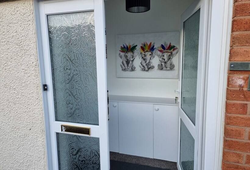 Modern, Spacious Walking Distance To Castle & Town