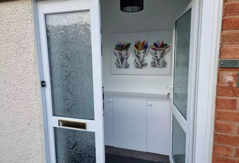 Modern, Spacious Walking Distance To Castle & Town