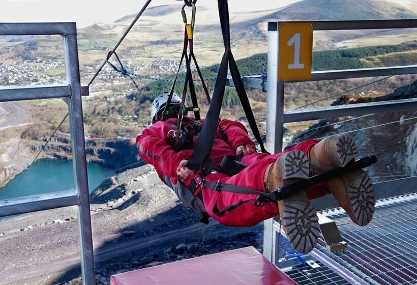 Modern, Spacious Walking Distance To Castle & Town