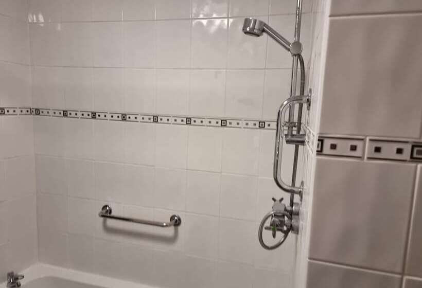 Modern, Spacious Walking Distance To Castle & Town