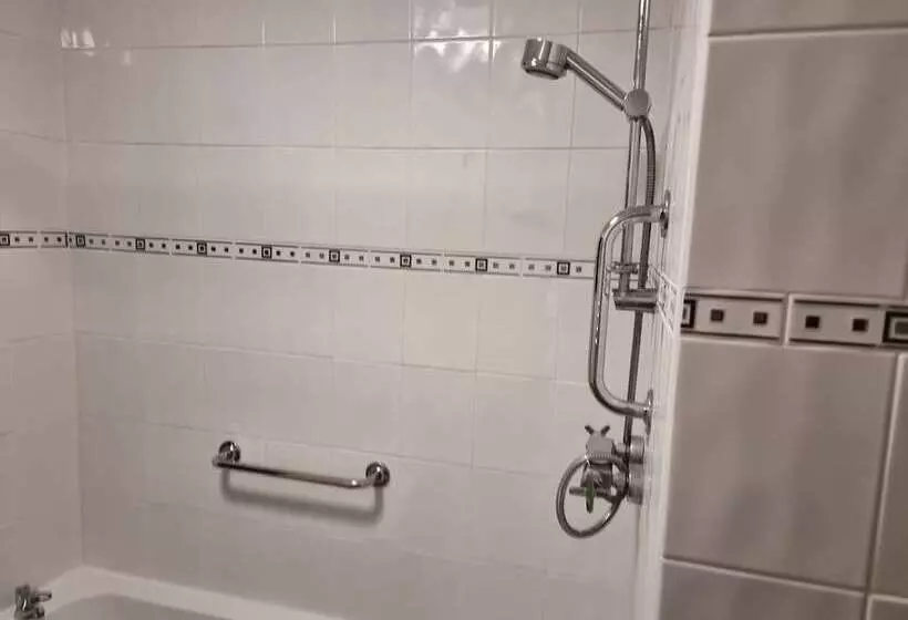 Modern, Spacious Walking Distance To Castle & Town