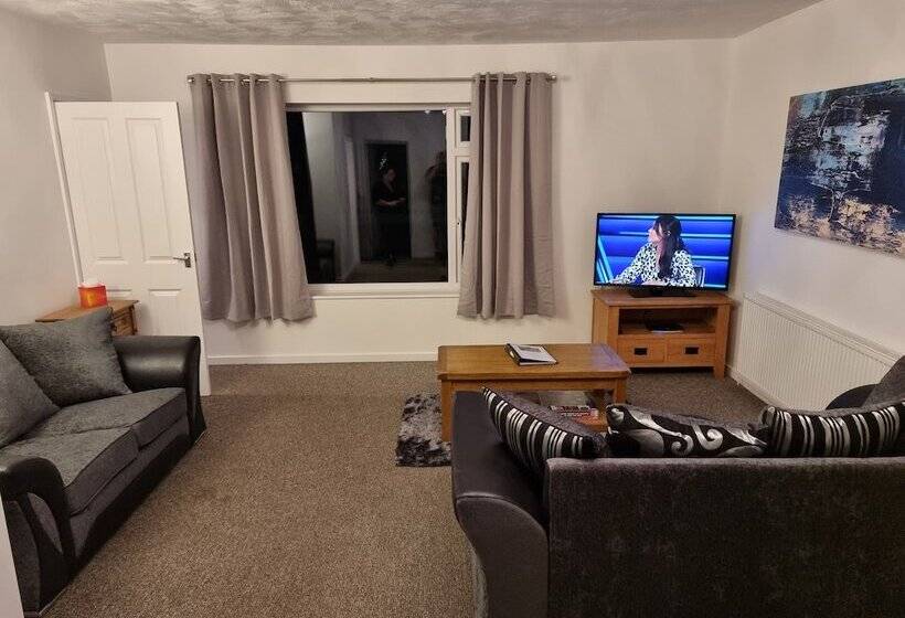 Modern, Spacious Walking Distance To Castle & Town