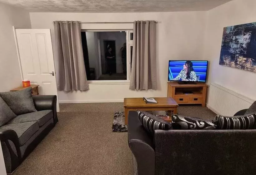 Modern, Spacious Walking Distance To Castle & Town