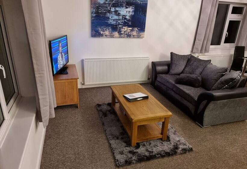 Modern, Spacious Walking Distance To Castle & Town