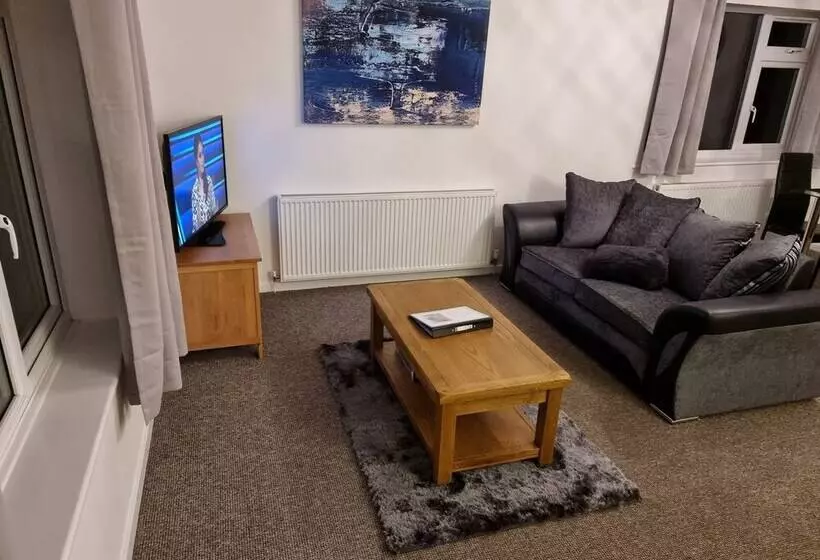 Modern, Spacious Walking Distance To Castle & Town