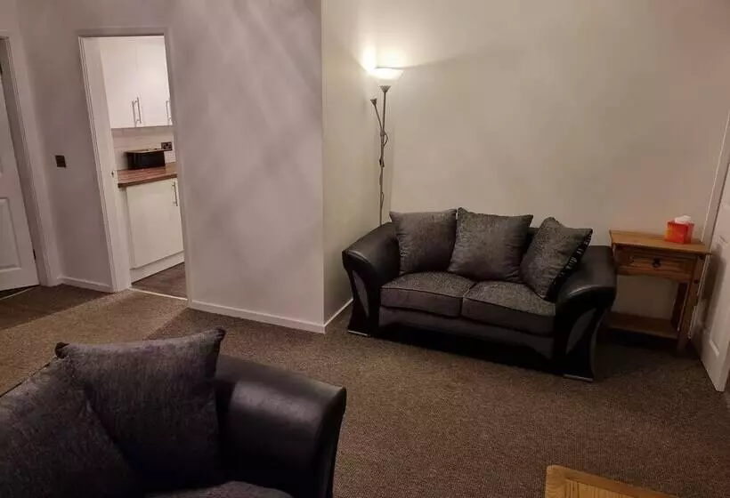 Modern, Spacious Walking Distance To Castle & Town