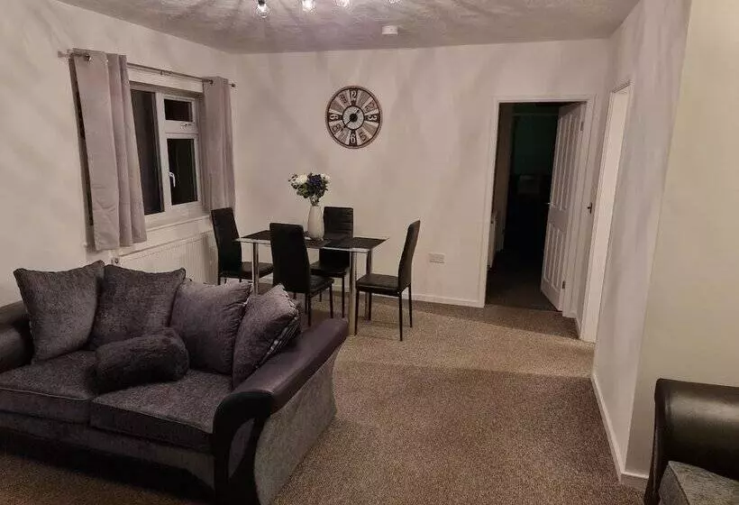 Modern, Spacious Walking Distance To Castle & Town