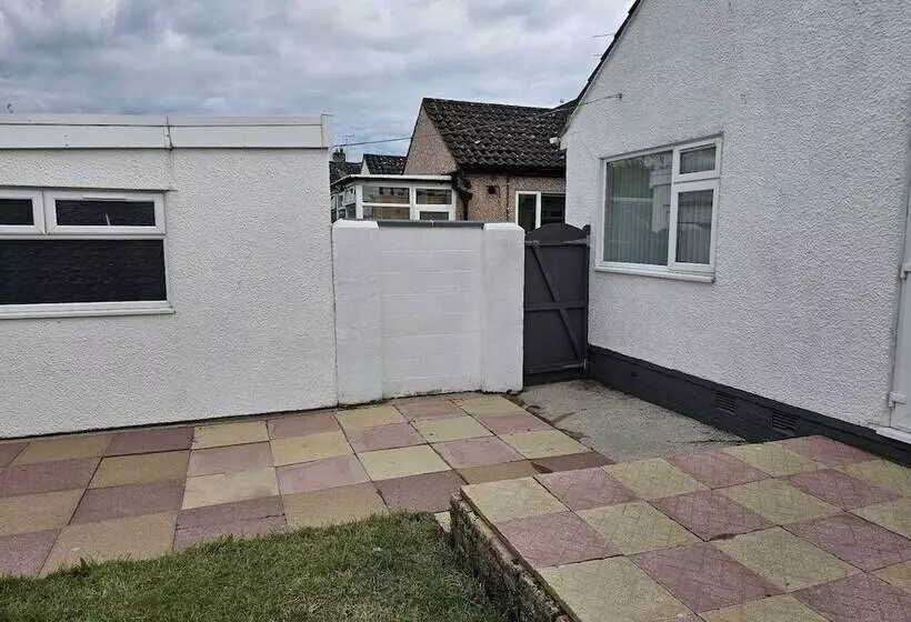 Modern, Spacious Walking Distance To Castle & Town