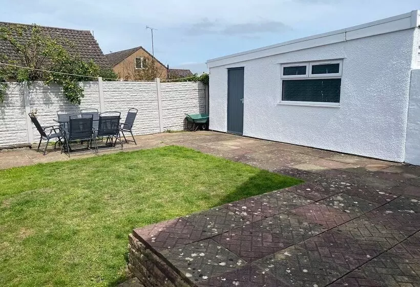 Modern, Spacious Walking Distance To Castle & Town