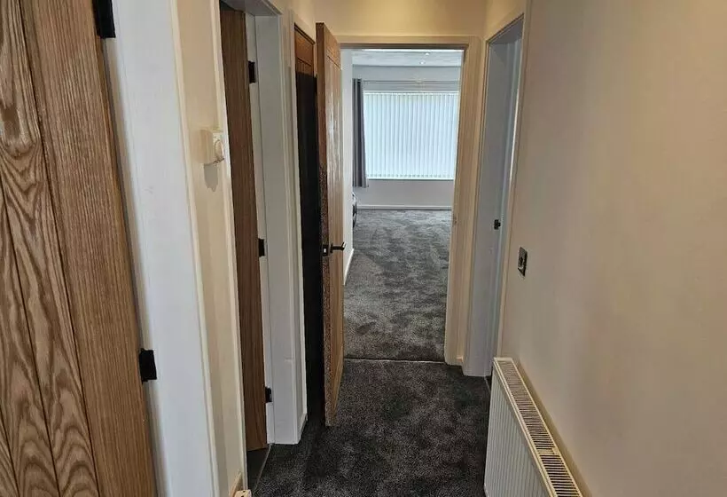 Modern, Spacious Walking Distance To Castle & Town