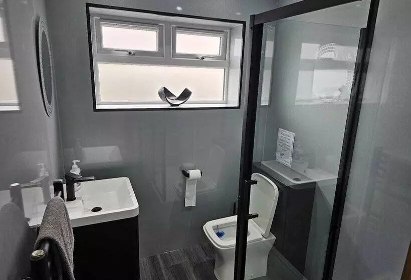 Modern, Spacious Walking Distance To Castle & Town