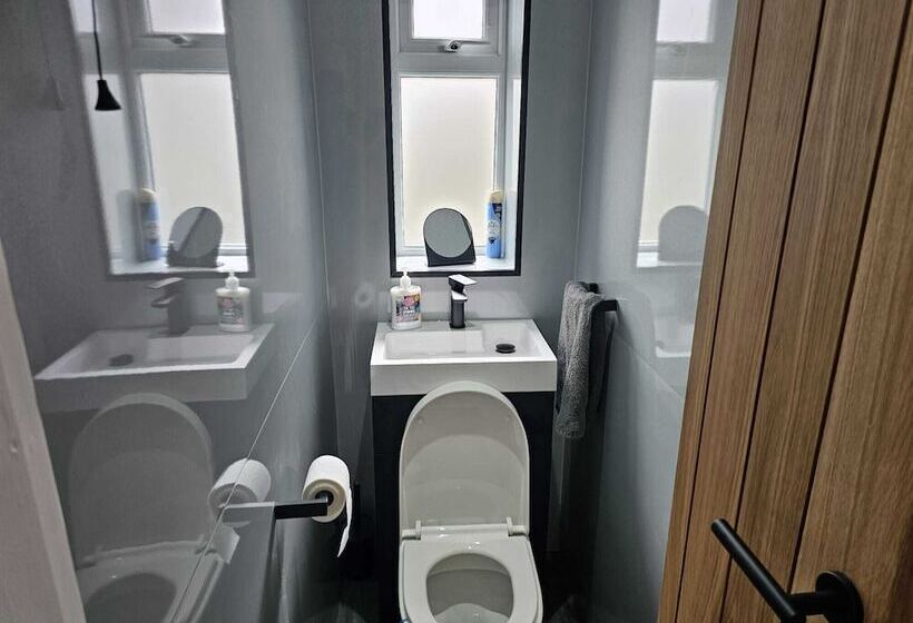 Modern, Spacious Walking Distance To Castle & Town