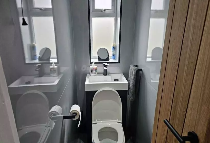 Modern, Spacious Walking Distance To Castle & Town