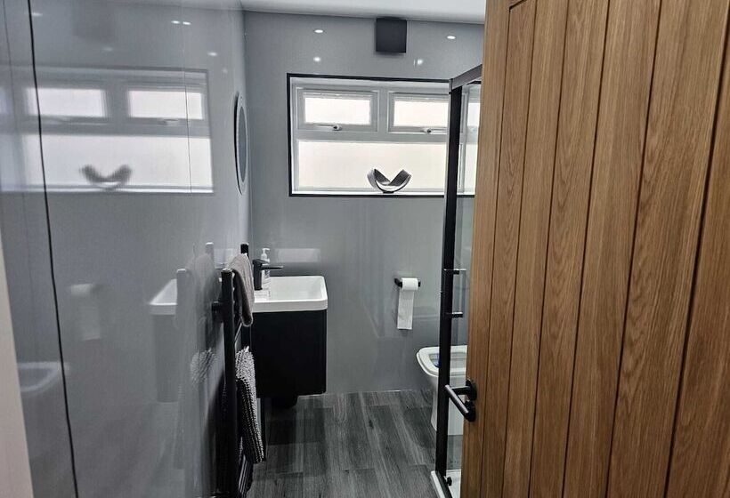 Modern, Spacious Walking Distance To Castle & Town