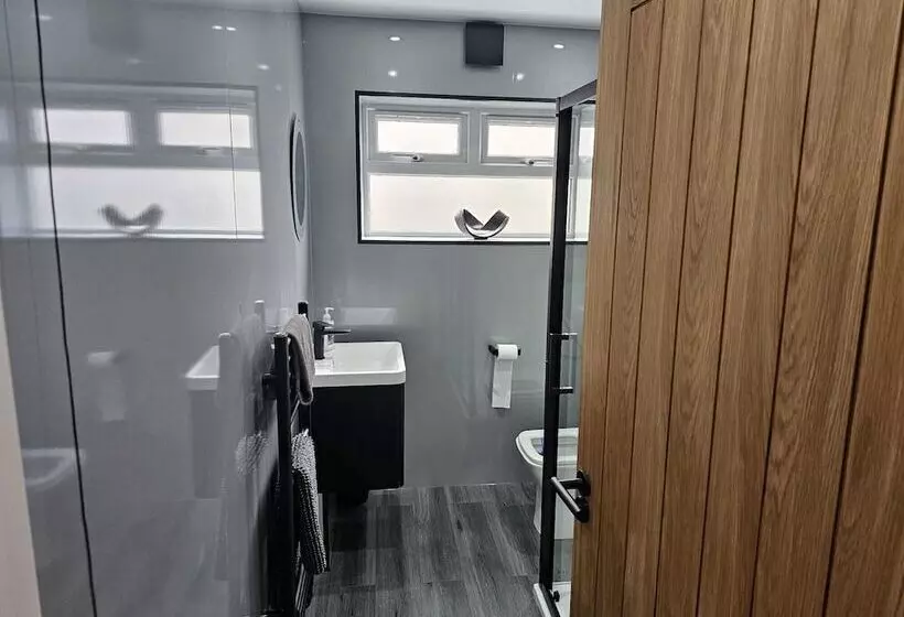 Modern, Spacious Walking Distance To Castle & Town