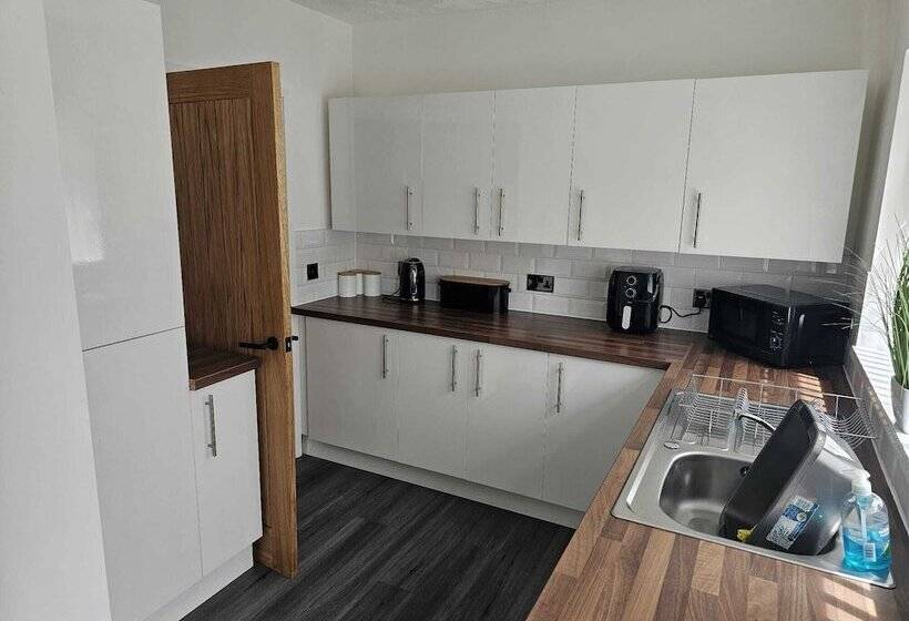 Modern, Spacious Walking Distance To Castle & Town