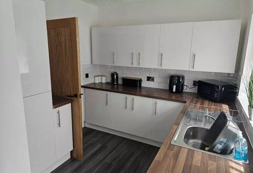 Modern, Spacious Walking Distance To Castle & Town