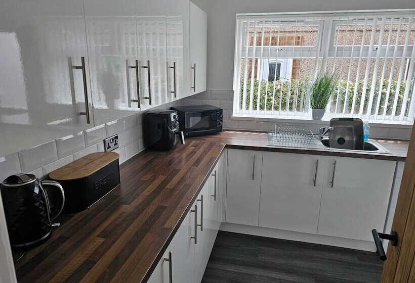 Modern, Spacious Walking Distance To Castle & Town