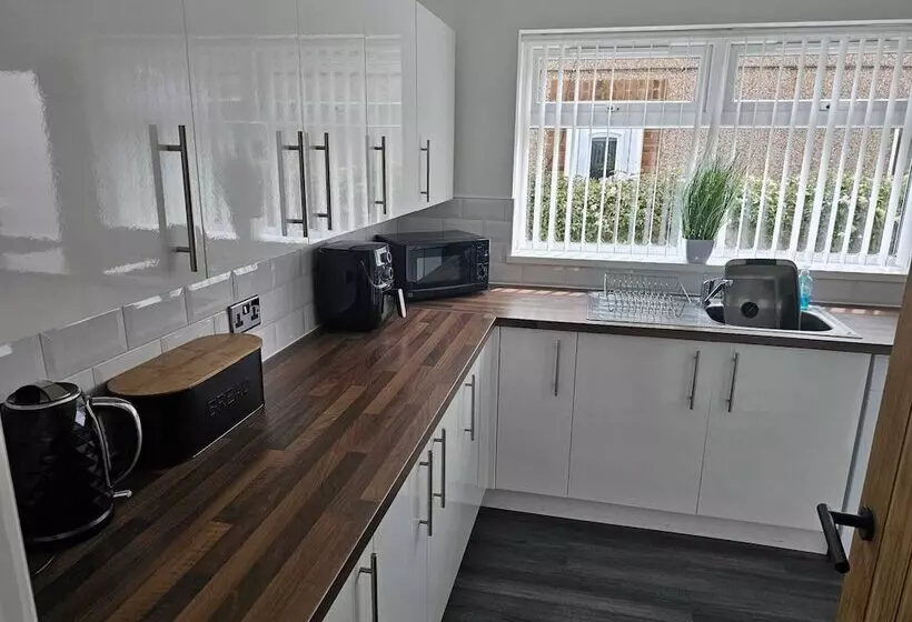 Modern, Spacious Walking Distance To Castle & Town