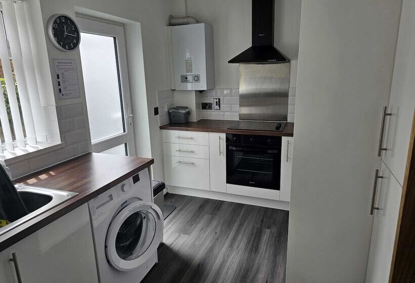 Modern, Spacious Walking Distance To Castle & Town