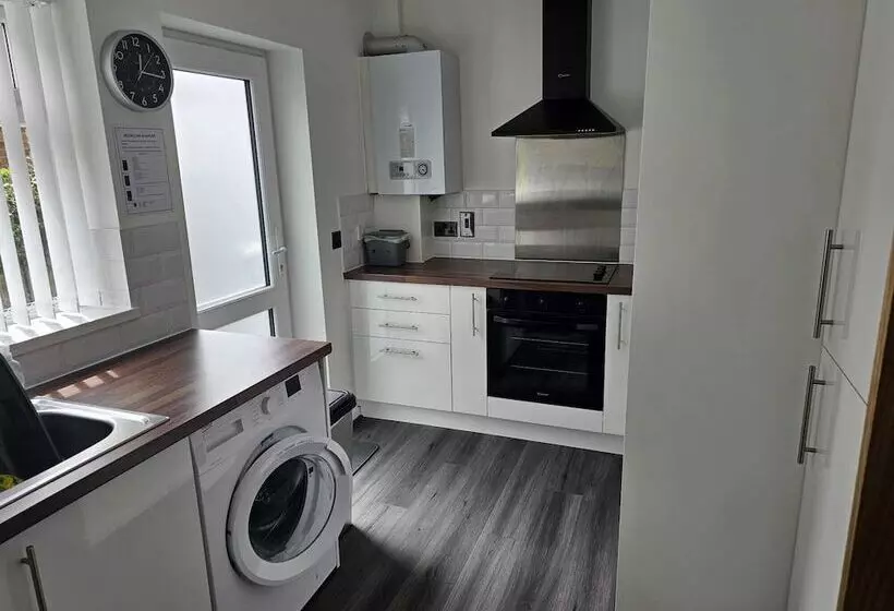 Modern, Spacious Walking Distance To Castle & Town