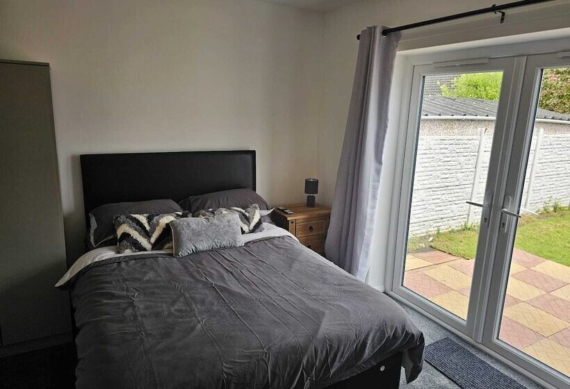 Modern, Spacious Walking Distance To Castle & Town