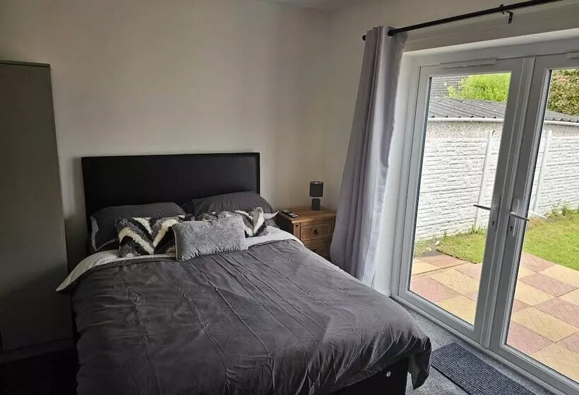 Modern, Spacious Walking Distance To Castle & Town