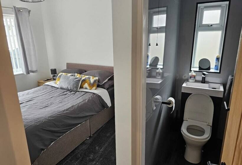 Modern, Spacious Walking Distance To Castle & Town