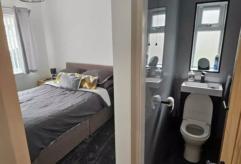 Modern, Spacious Walking Distance To Castle & Town