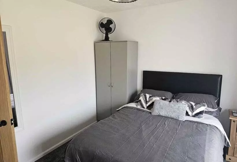 Modern, Spacious Walking Distance To Castle & Town