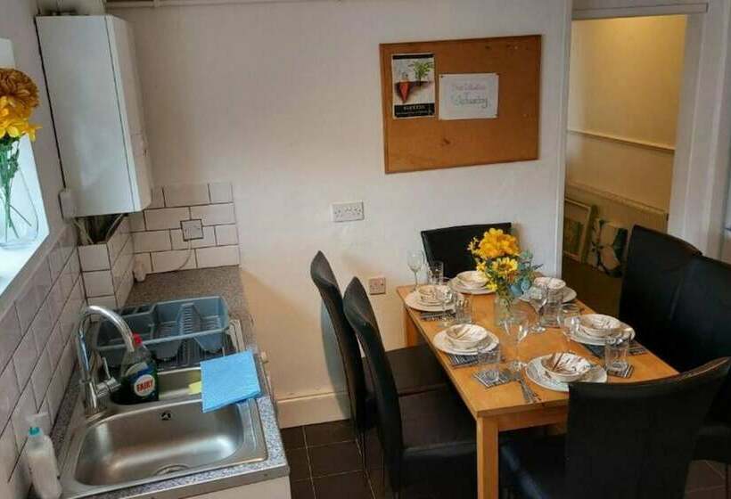 레지던스 Gilling Villa Remarkable 4 Bed House In Gillingham