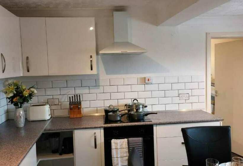 레지던스 Gilling Villa Remarkable 4 Bed House In Gillingham