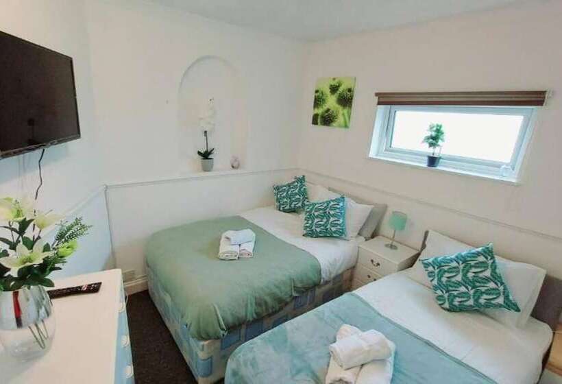 레지던스 Gilling Villa Remarkable 4 Bed House In Gillingham