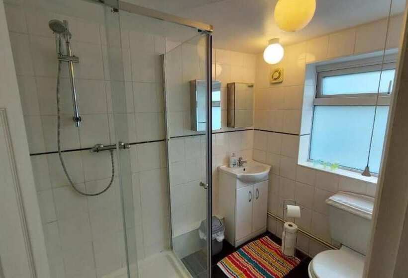 레지던스 Gilling Villa Remarkable 4 Bed House In Gillingham