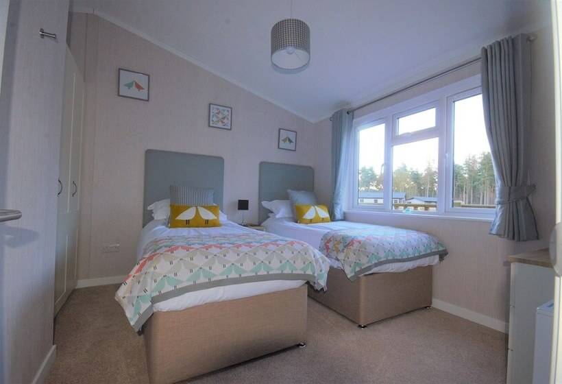 Отель Hollicarrs Long Lane Lodge