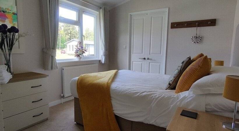 Отель Hollicarrs Long Lane Lodge