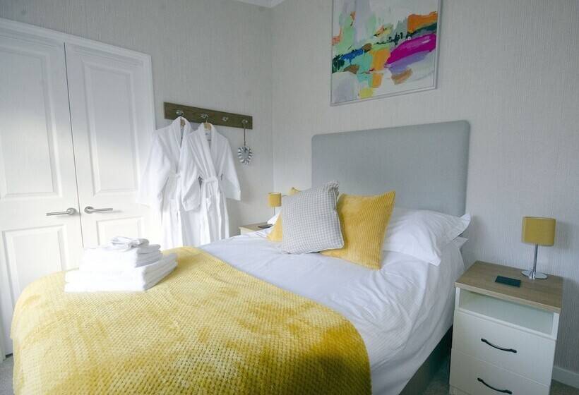 Отель Hollicarrs Long Lane Lodge