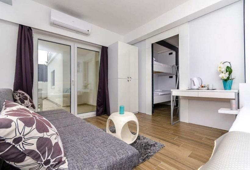 پانسیون Room In B&b   All Saints Suites B&b Kastela