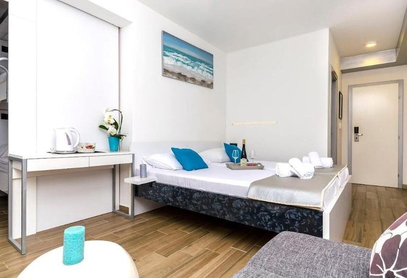 پانسیون Room In B&b   All Saints Suites B&b Kastela