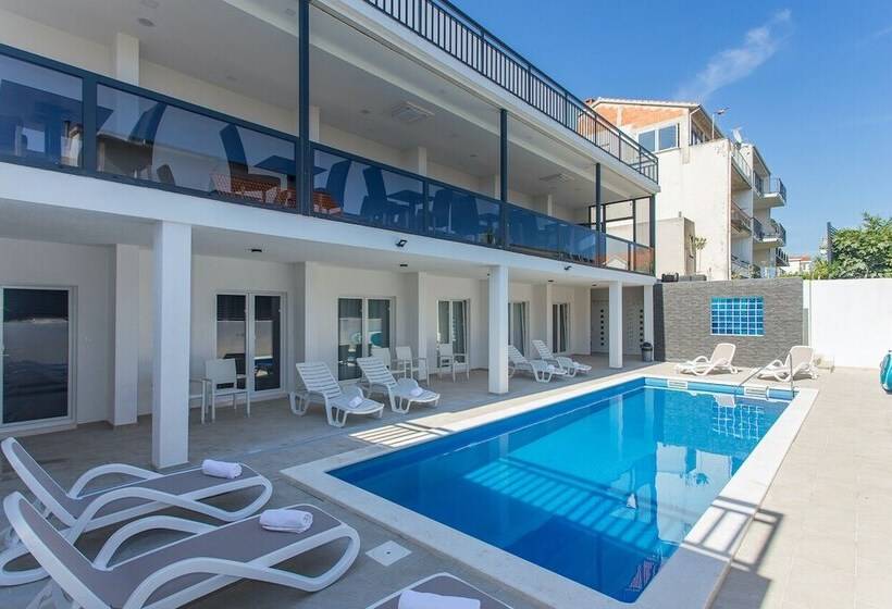 پانسیون Room In B&b   All Saints Suites B&b Kastela