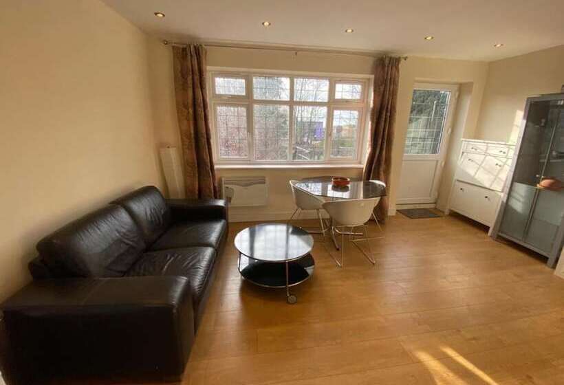 住所  1 Bed Unit 10 Minute Drive From Hellfire Caves