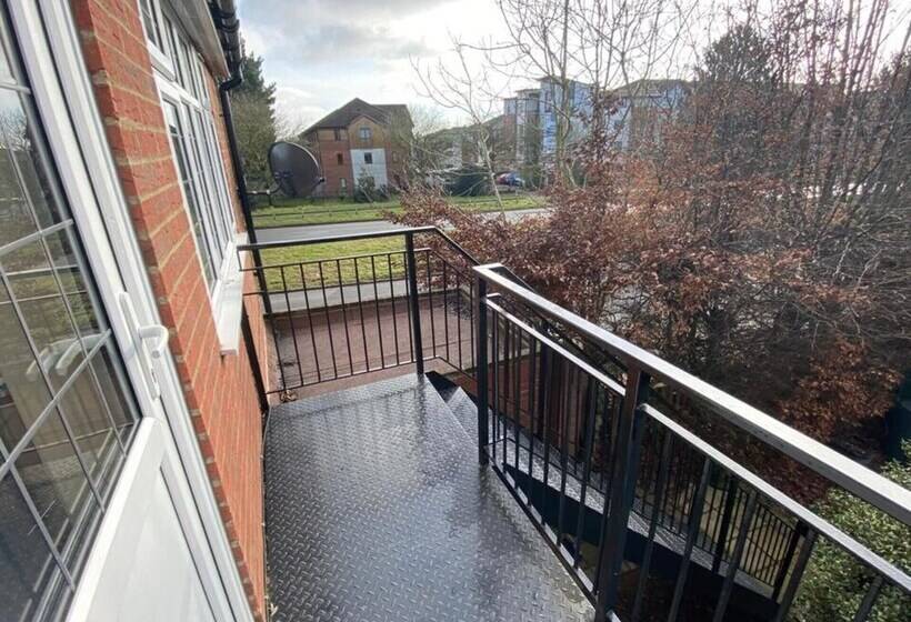 住所  1 Bed Unit 10 Minute Drive From Hellfire Caves