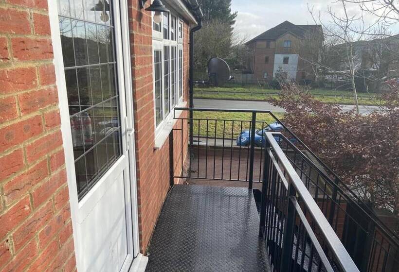 住所  1 Bed Unit 10 Minute Drive From Hellfire Caves