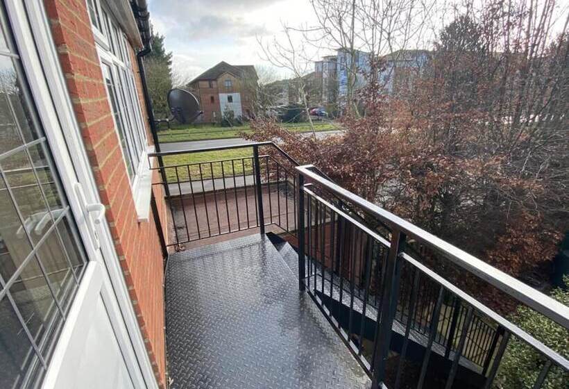 住所  1 Bed Unit 10 Minute Drive From Hellfire Caves